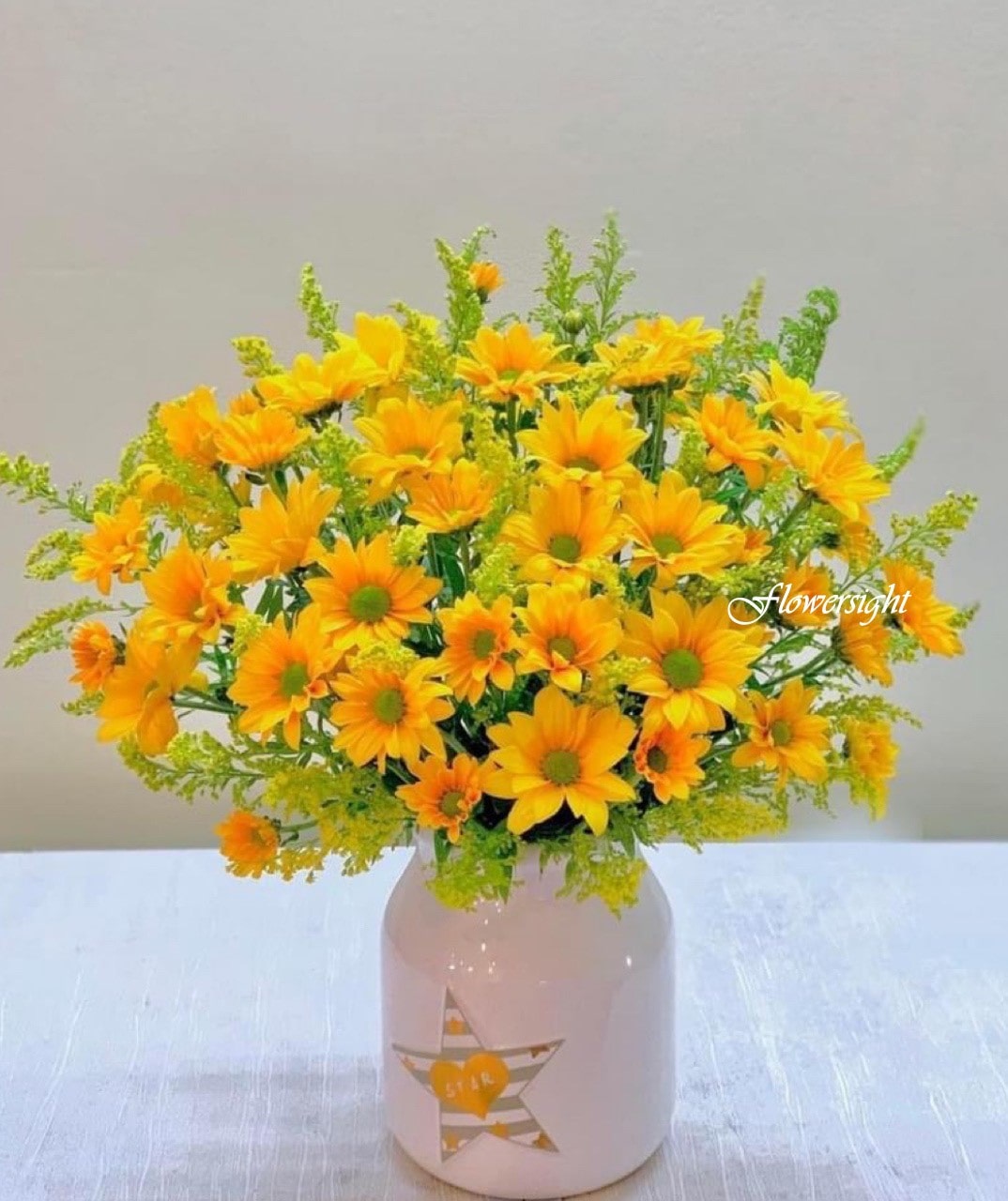 Hoa cúc vàng để bàn thờ