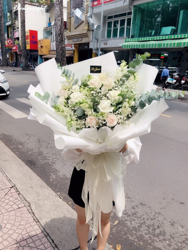 Bó hoa hồng trắng chia buồn tại FlowerSight