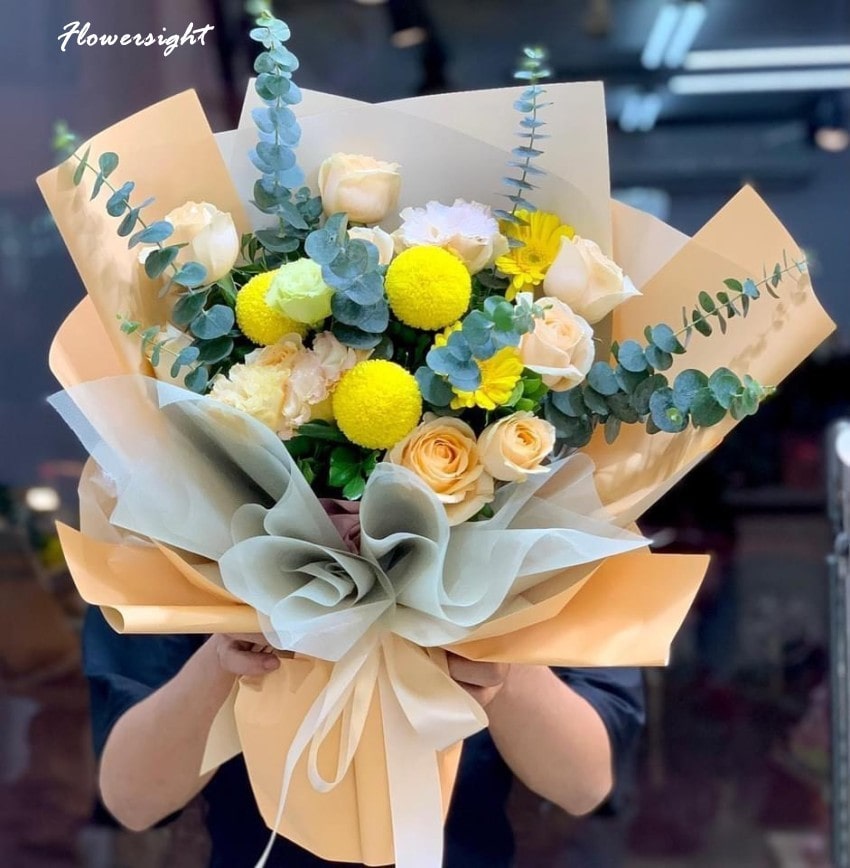 Cúc ping pong vàng mang ý nghĩa về sự hiếu thuận, thành kính