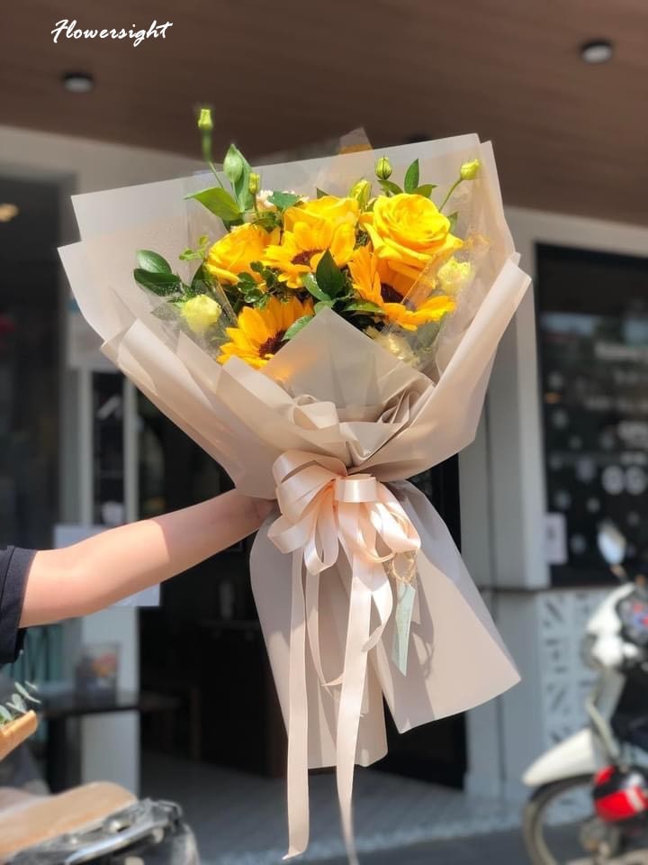 Đơn giản nhưng không kém phần tinh tế với bó hoa hướng dương 3 bông phong cách tối giản, thanh lịch 