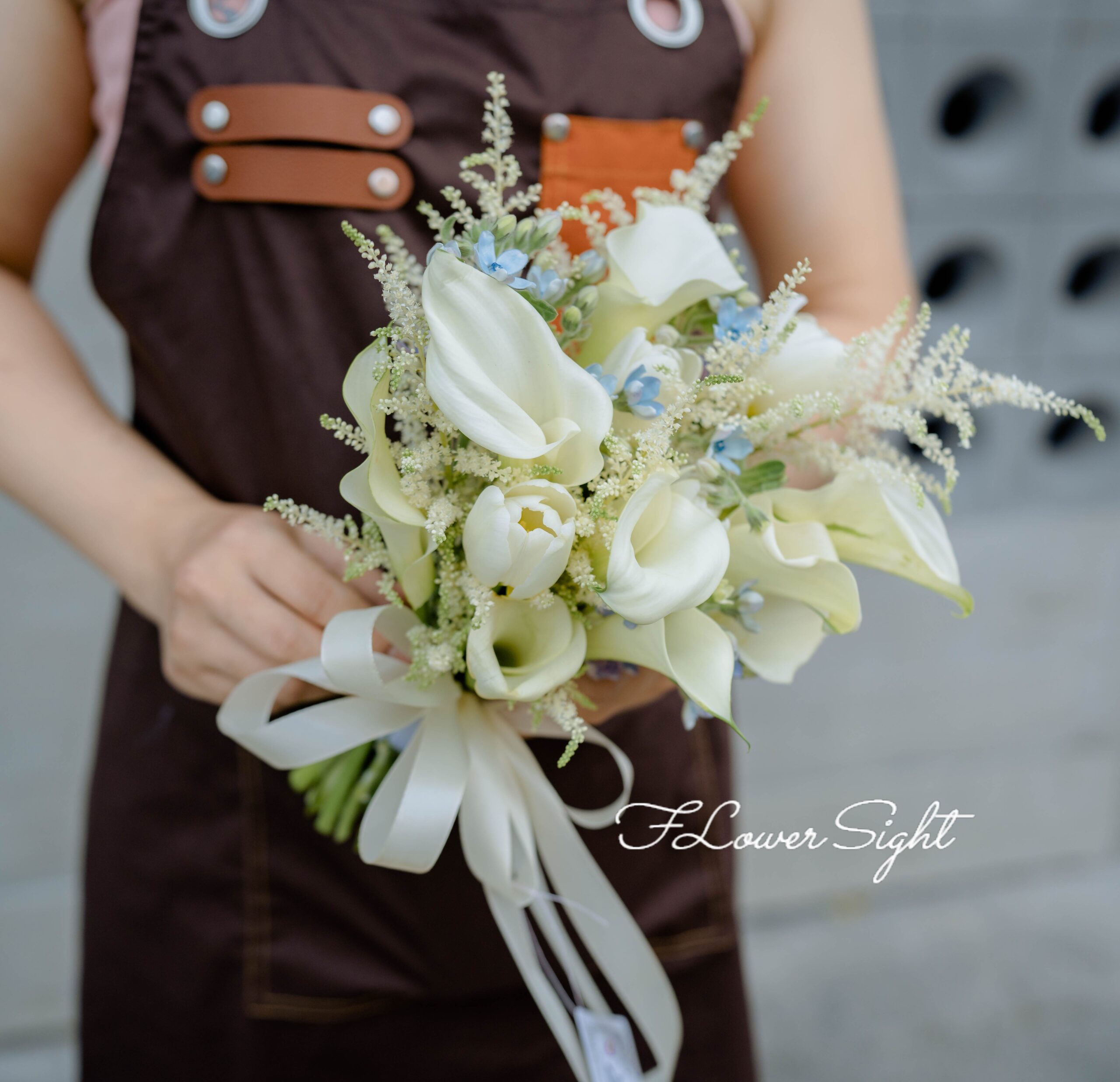 Bó hoa cưới cầm tay cô dâu