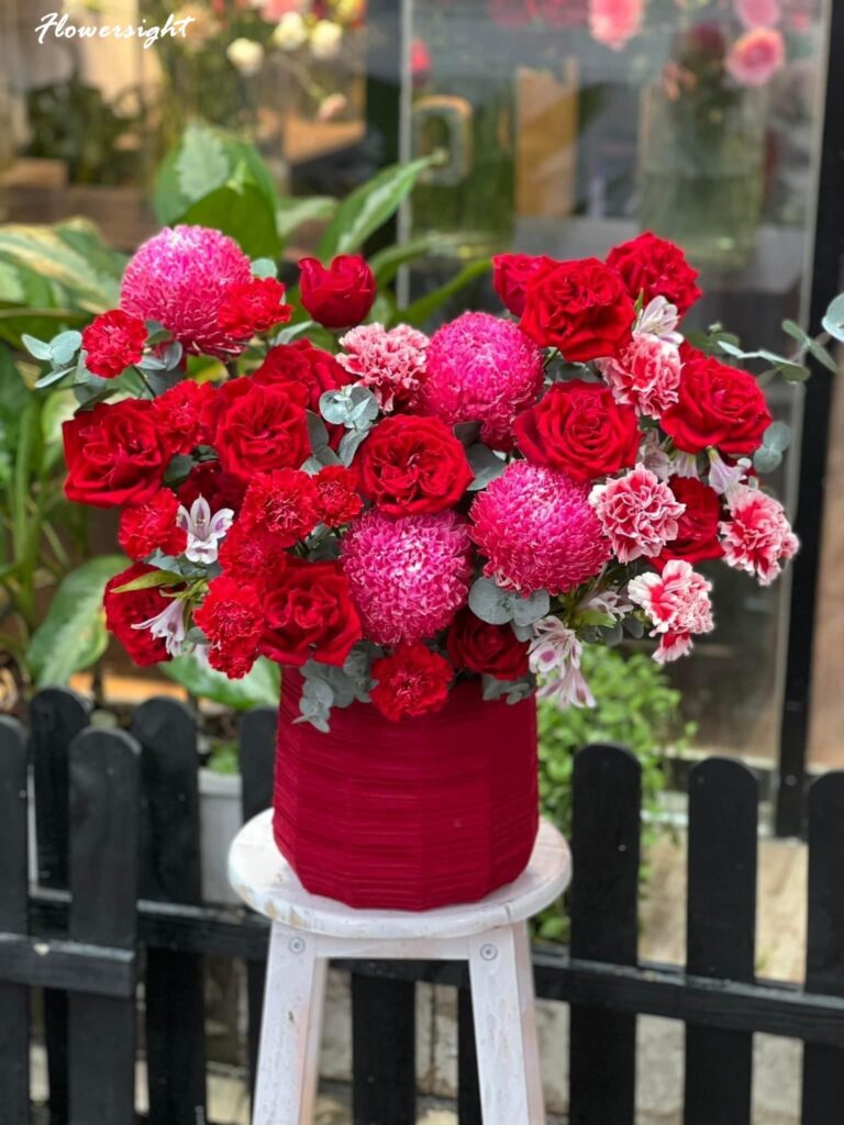 Hoa hồng đỏ kết hợp cùng tulip là sự lựa chọn tuyệt vời để nói lên lời xin lỗi