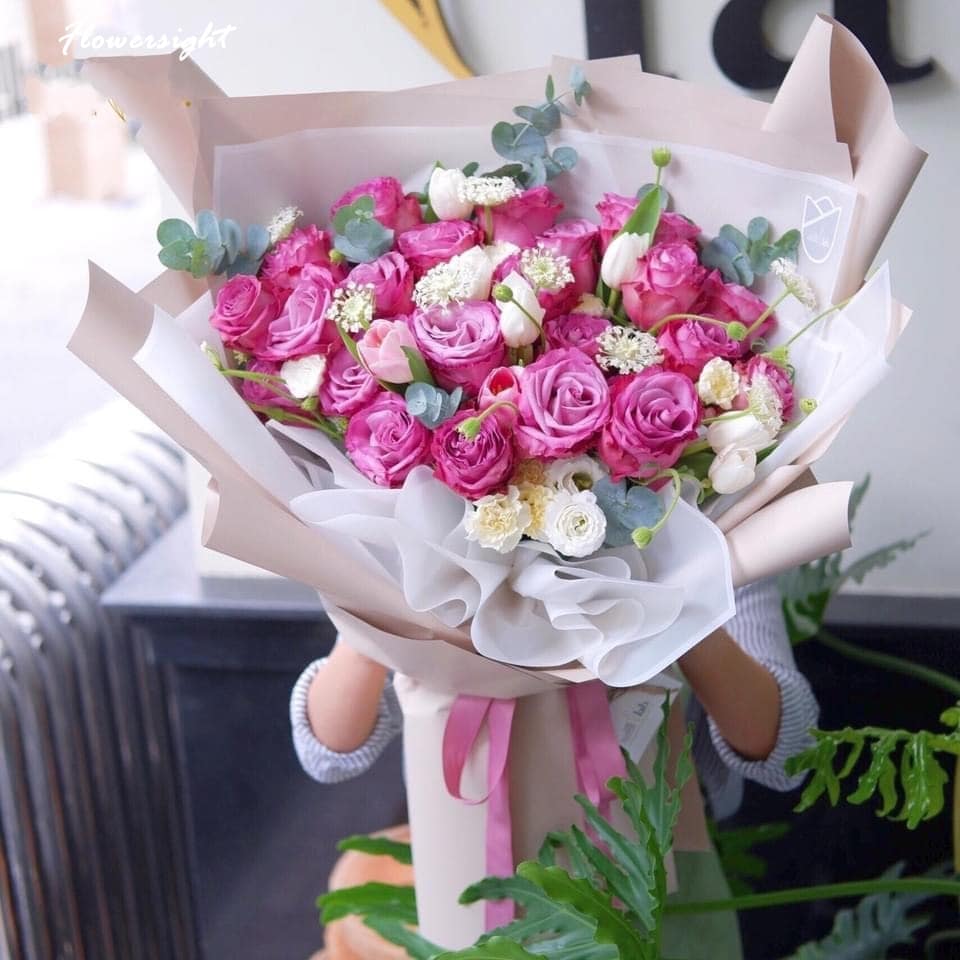 Hoa hồng tím có thể được kết hợp cùng nhiều loại hoa khác như cúc, hồng trắng để bó hoa trở nên sinh động và nhiều màu sắc hơn!