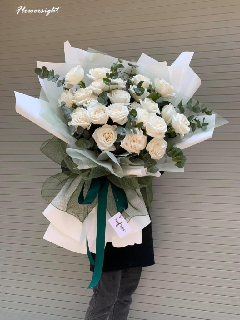 Hoa hồng trắng thể hiện sự chia buồn, đau thương cho những sinh linh trong sáng