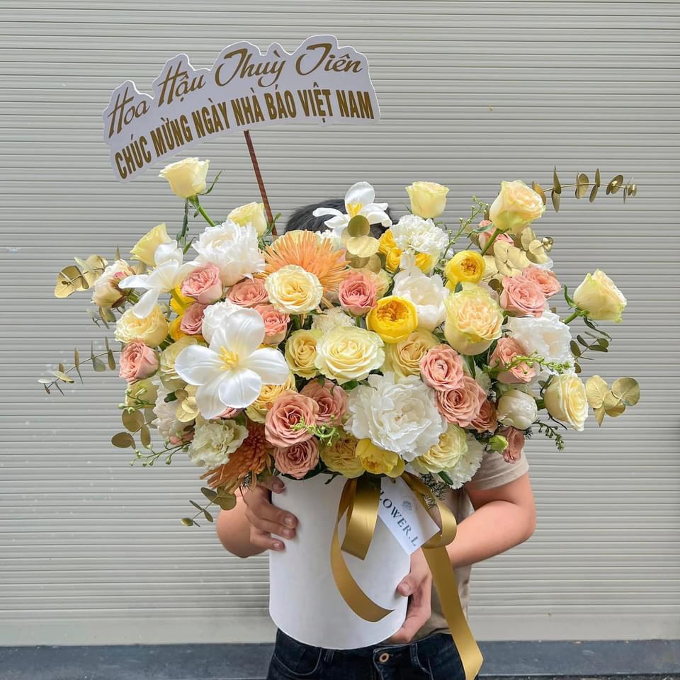 Hoa hồng vàng là món quà ý nghĩa trong dịp tân gia
