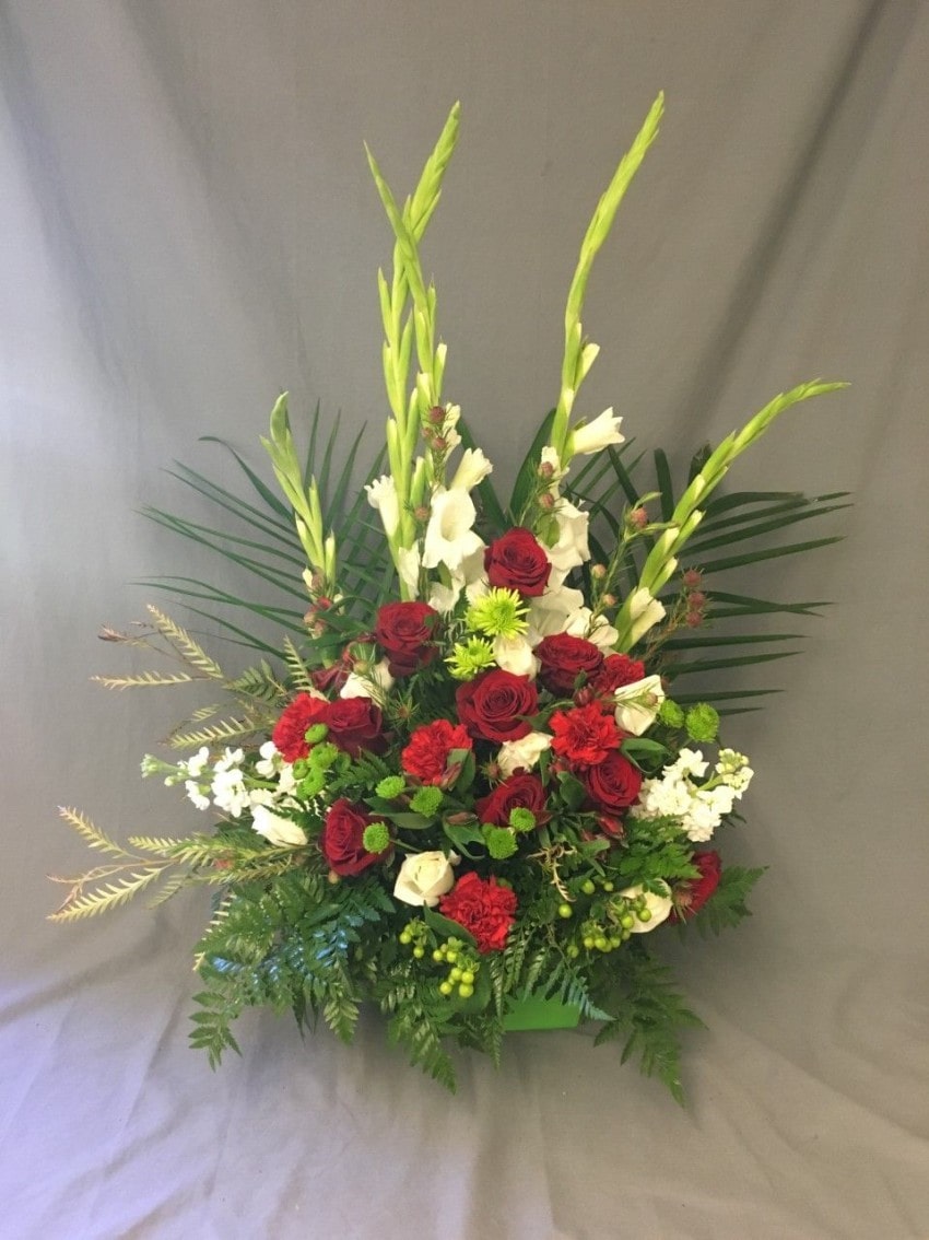 Lẵng hoa lay ơn kết hợp với hoa khác