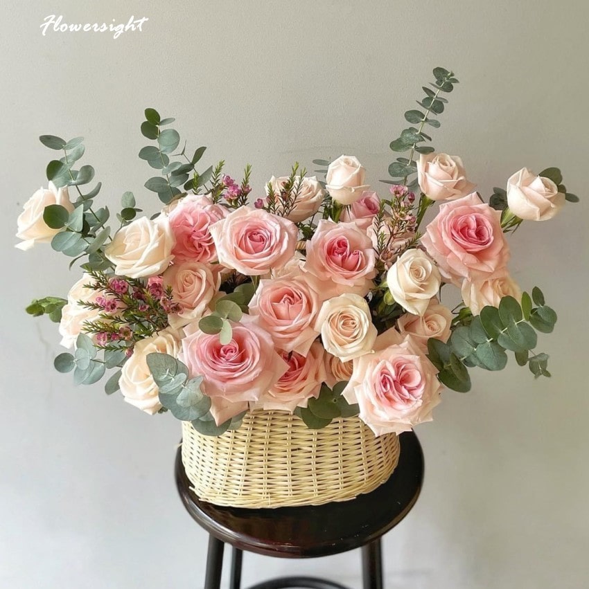 Giỏ hoa hồng kem dịu dàng, ngọt ngào dành tặng những cô nàng Kim Ngưu