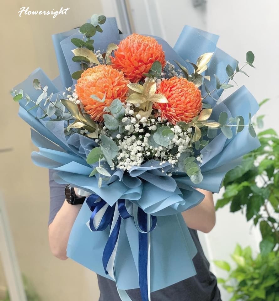 Một bó hoa cúc mẫu đơn màu cam đơn giản, xinh xắn