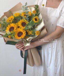 Những bông hoa hướng dương 9 bông tượng trưng cho sự chung thủy, một lòng hướng về người yêu