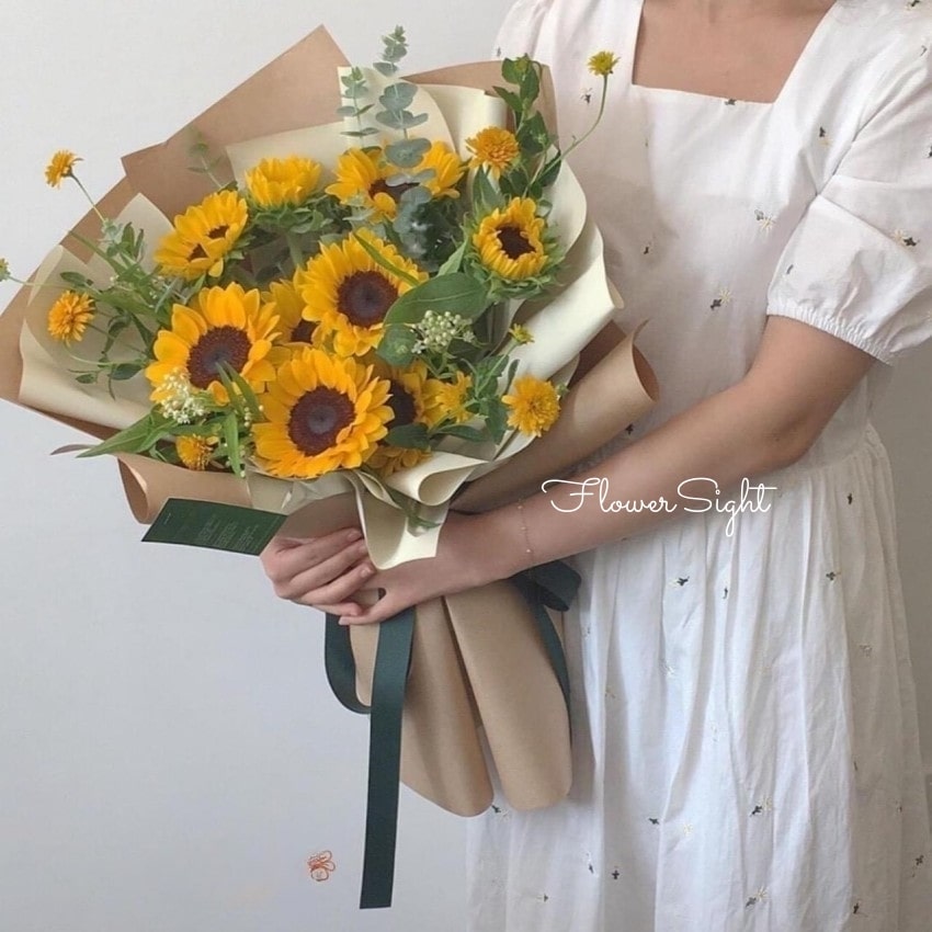 Những bông hoa hướng dương 9 bông tượng trưng cho sự chung thủy, một lòng hướng về người yêu