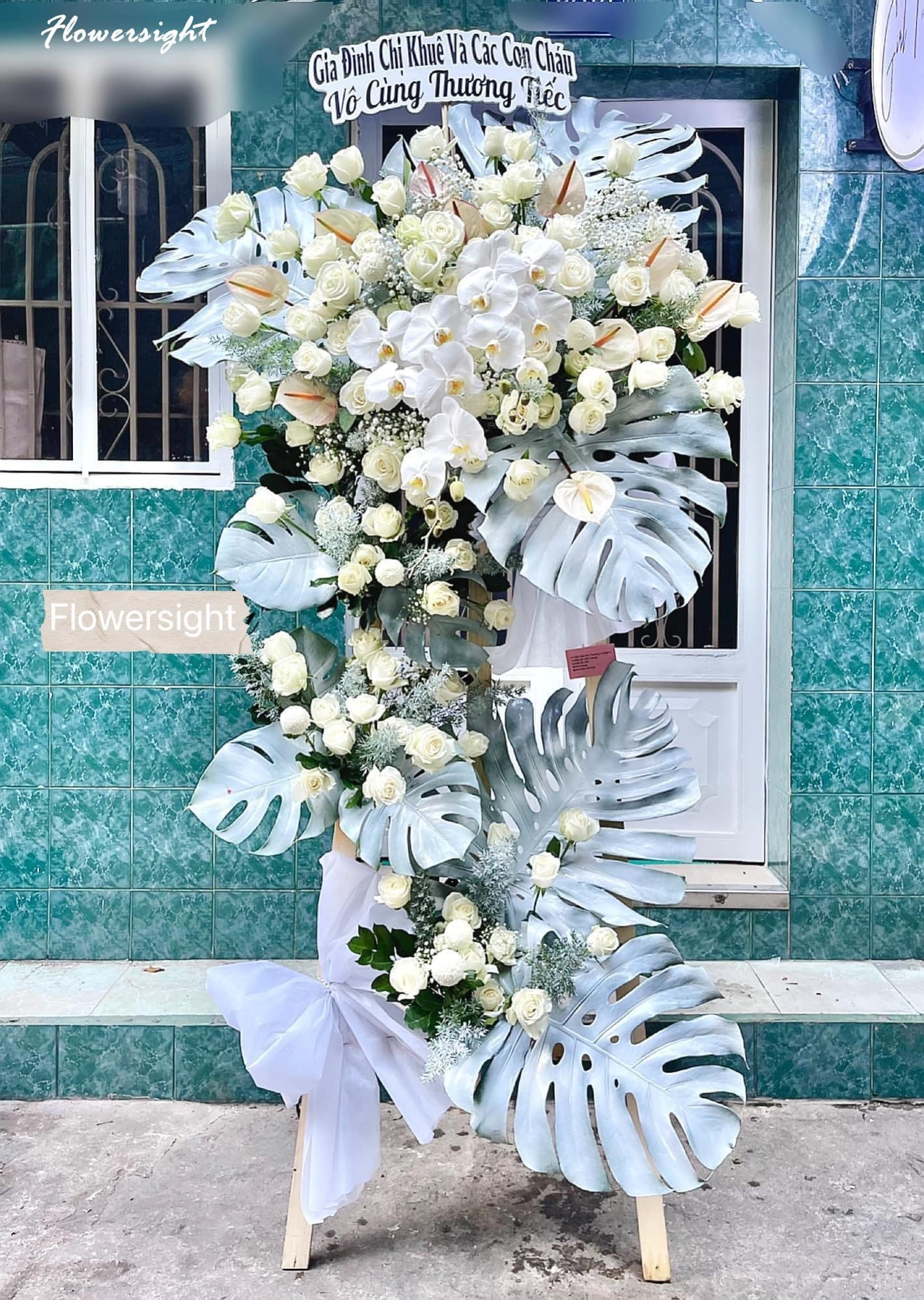 Kệ hoa tang màu trắng