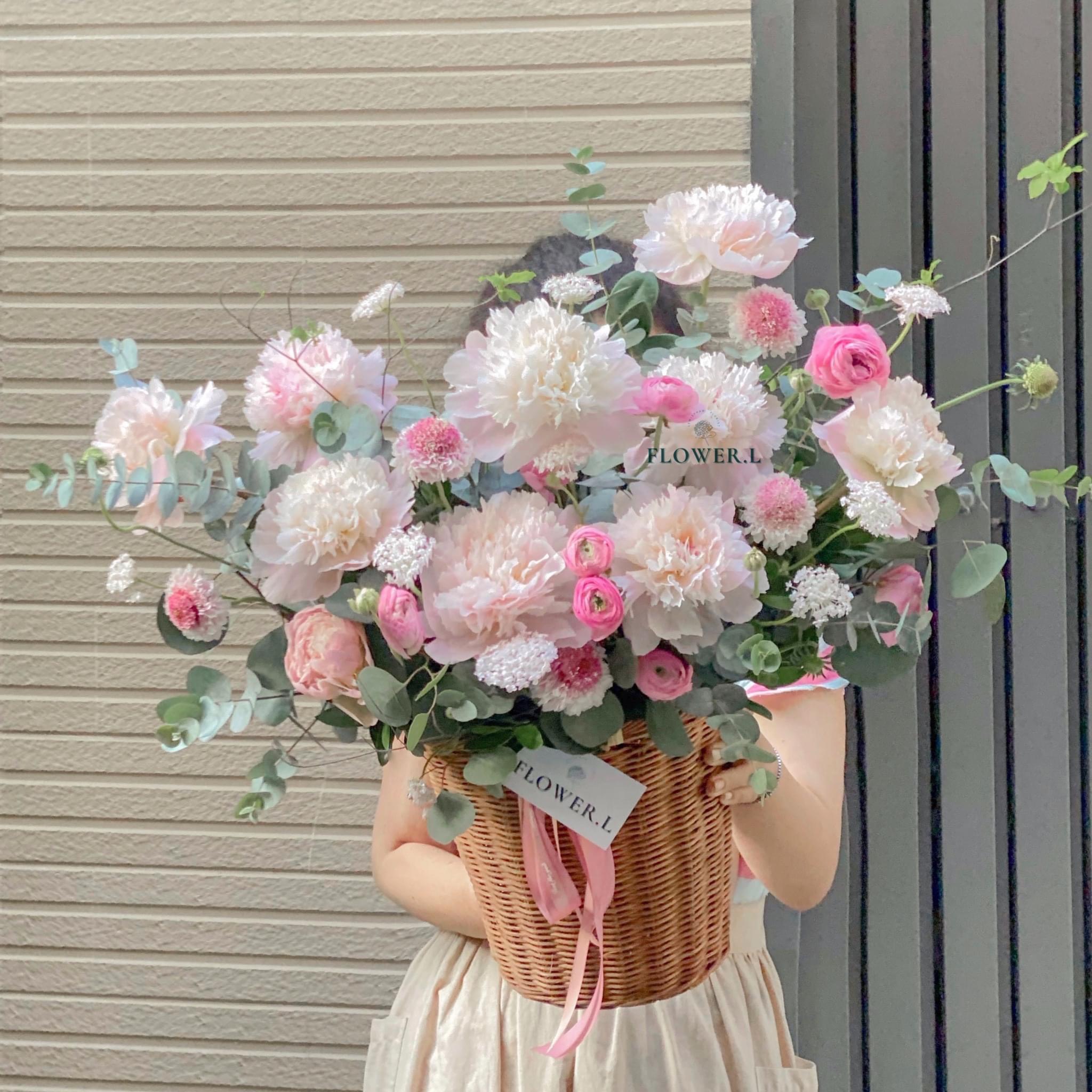 Bó hoa sen hồng tươi tắn kết hợp với màu xanh bắt mắt, là món quà không thể thiếu trong dịp lễ sinh nhật