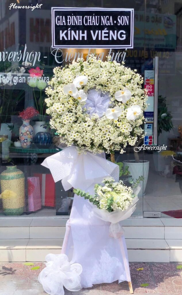Vòng hoa đám tang sui gia màu trắng