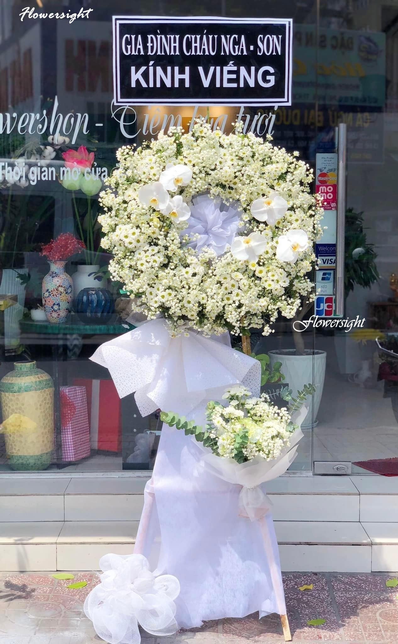 Vòng hoa tang trắng