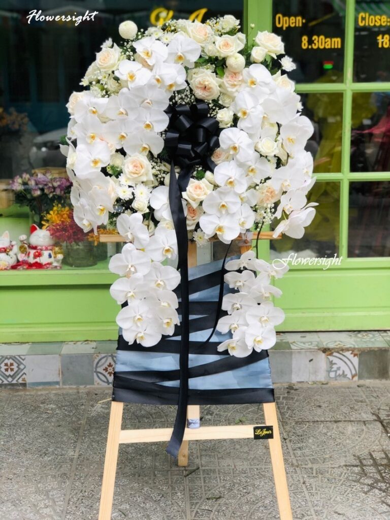 Vòng hoa lan trắng