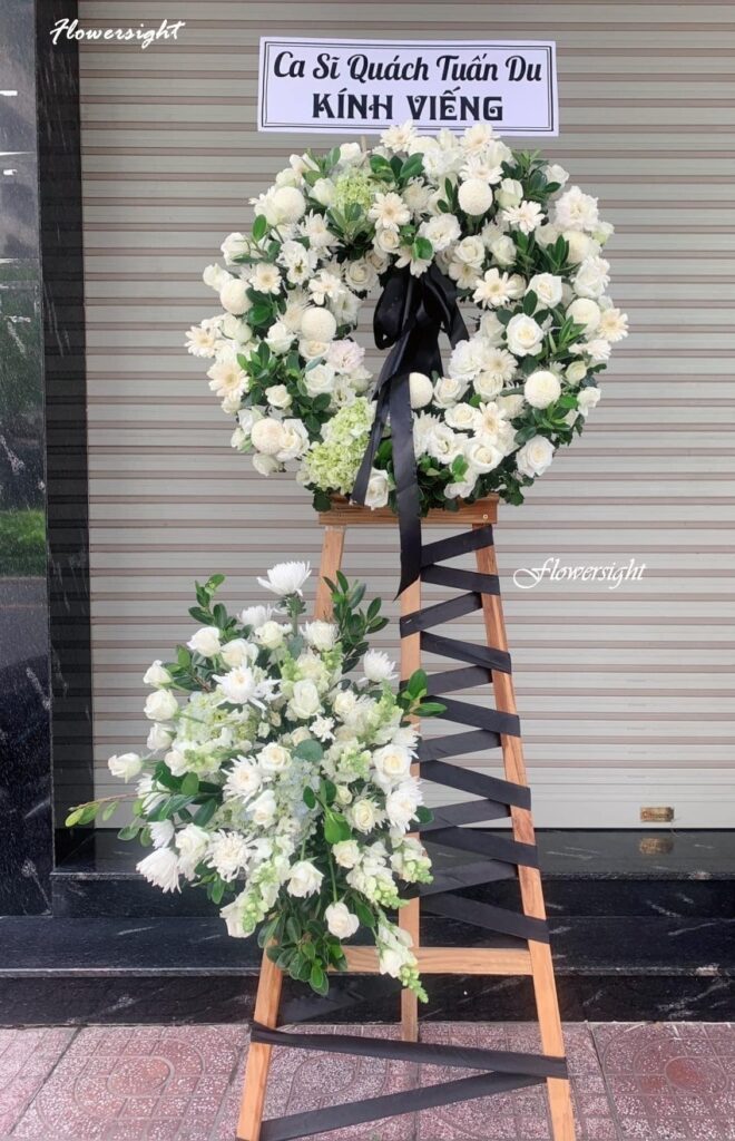 Vòng hoa tang lễ viếng bố mẹ thông gia tượng trưng nhiều ý nghĩa, tình cảm tôn kính dành cho họ