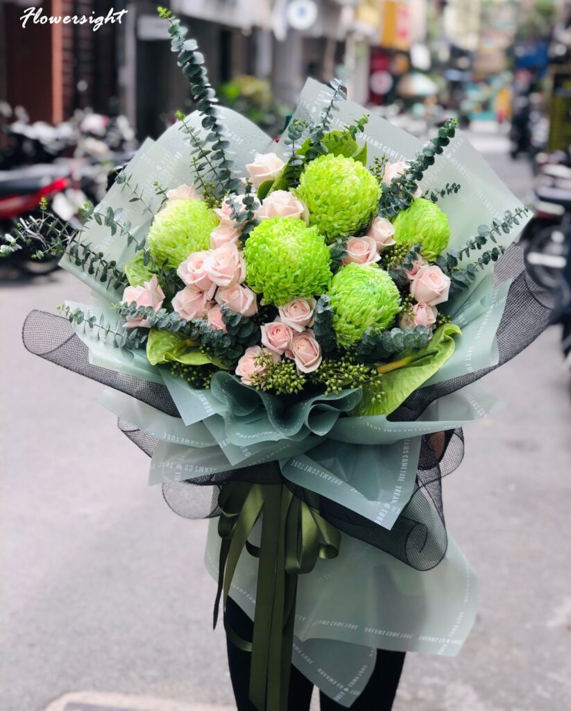 Bó hoa cúc mẫu đơn xanh lá kết hợp hoa hồng