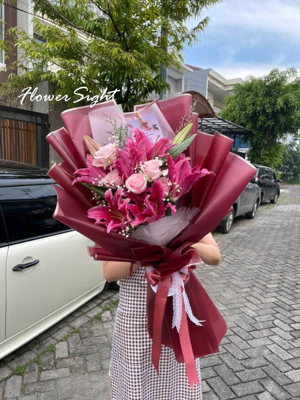 Bó hoa loa kèn đỏ và hoa hồng