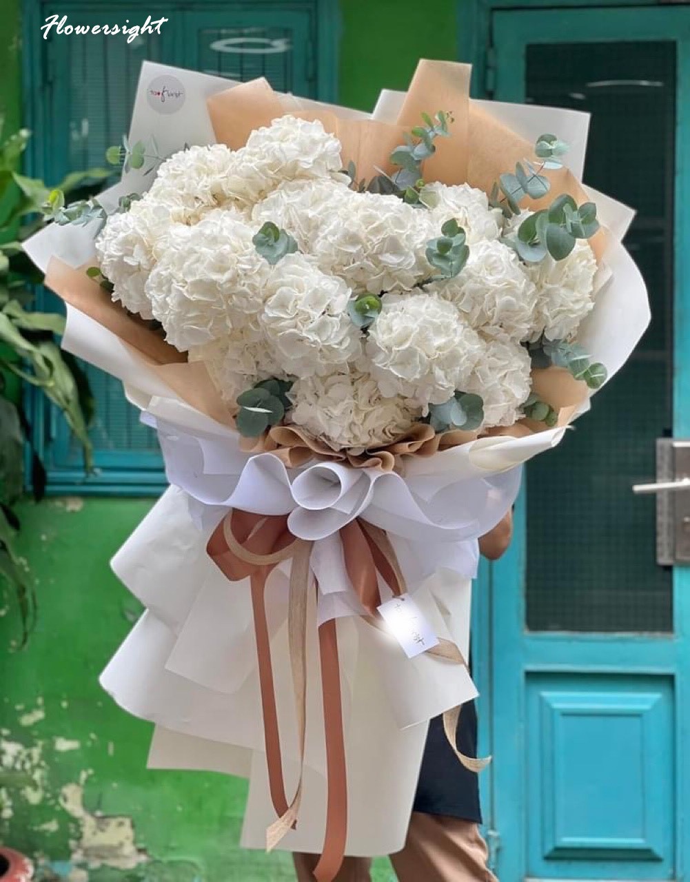 Bó hoa cưới cẩm tú cầu trắng