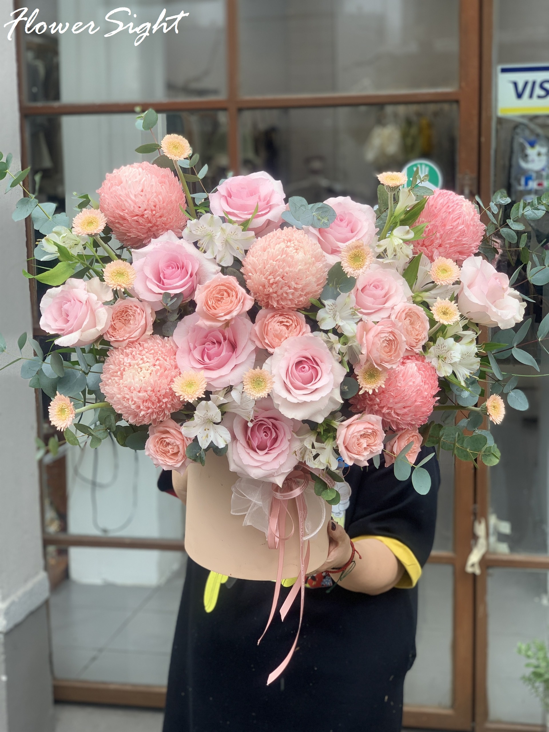 Giỏ hoa màu hồng