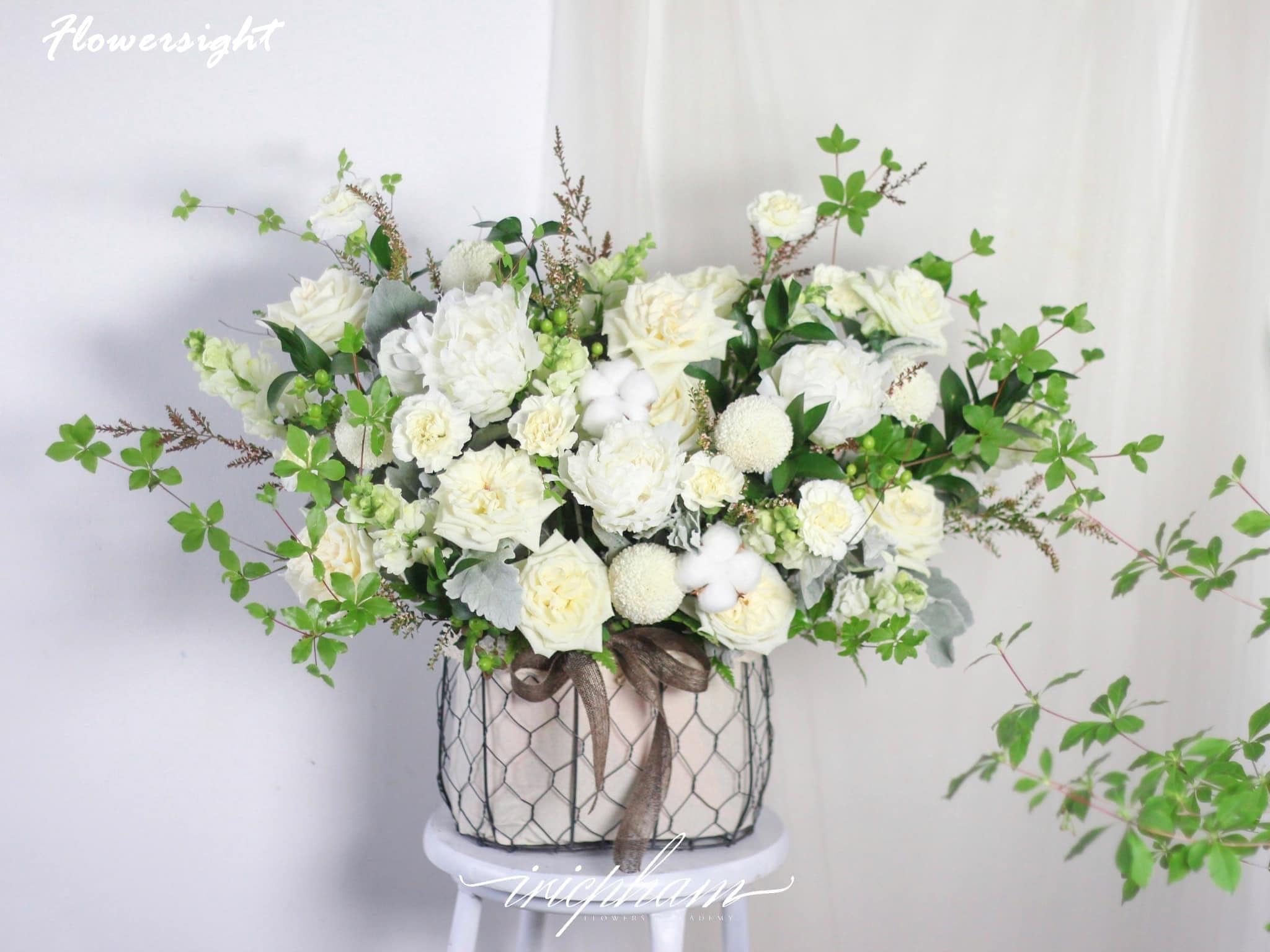 Giỏ hoa hồng trắng