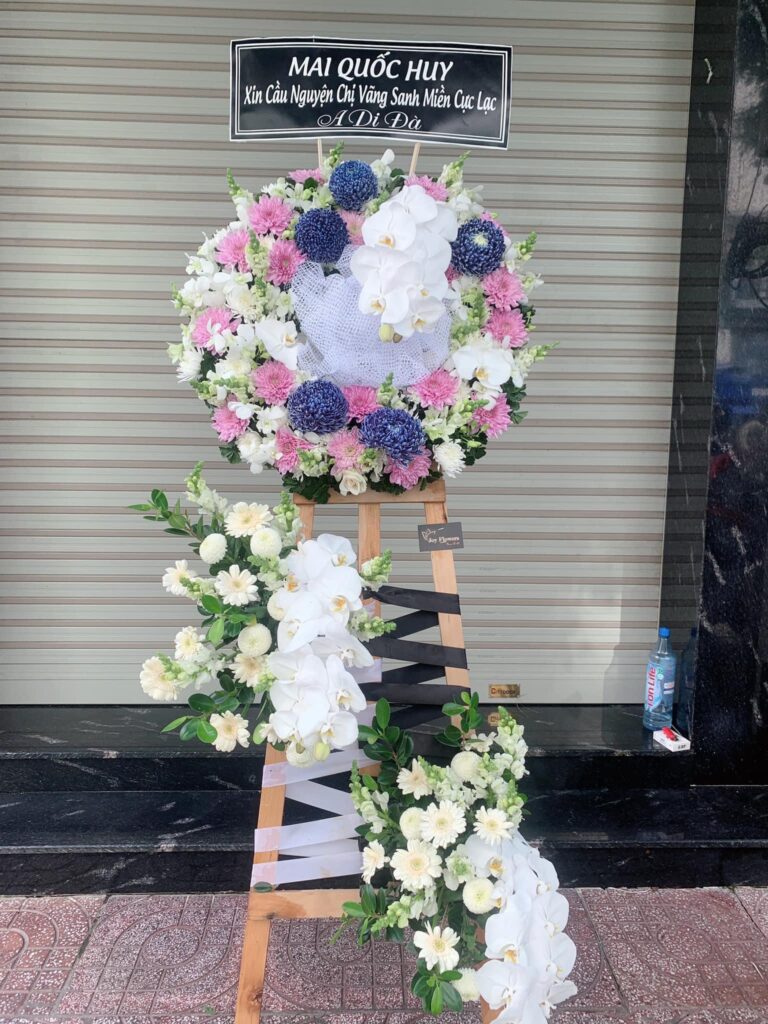 Vòng hoa tang vàng tím thích hợp cho tang lễ của người theo Phật giáo