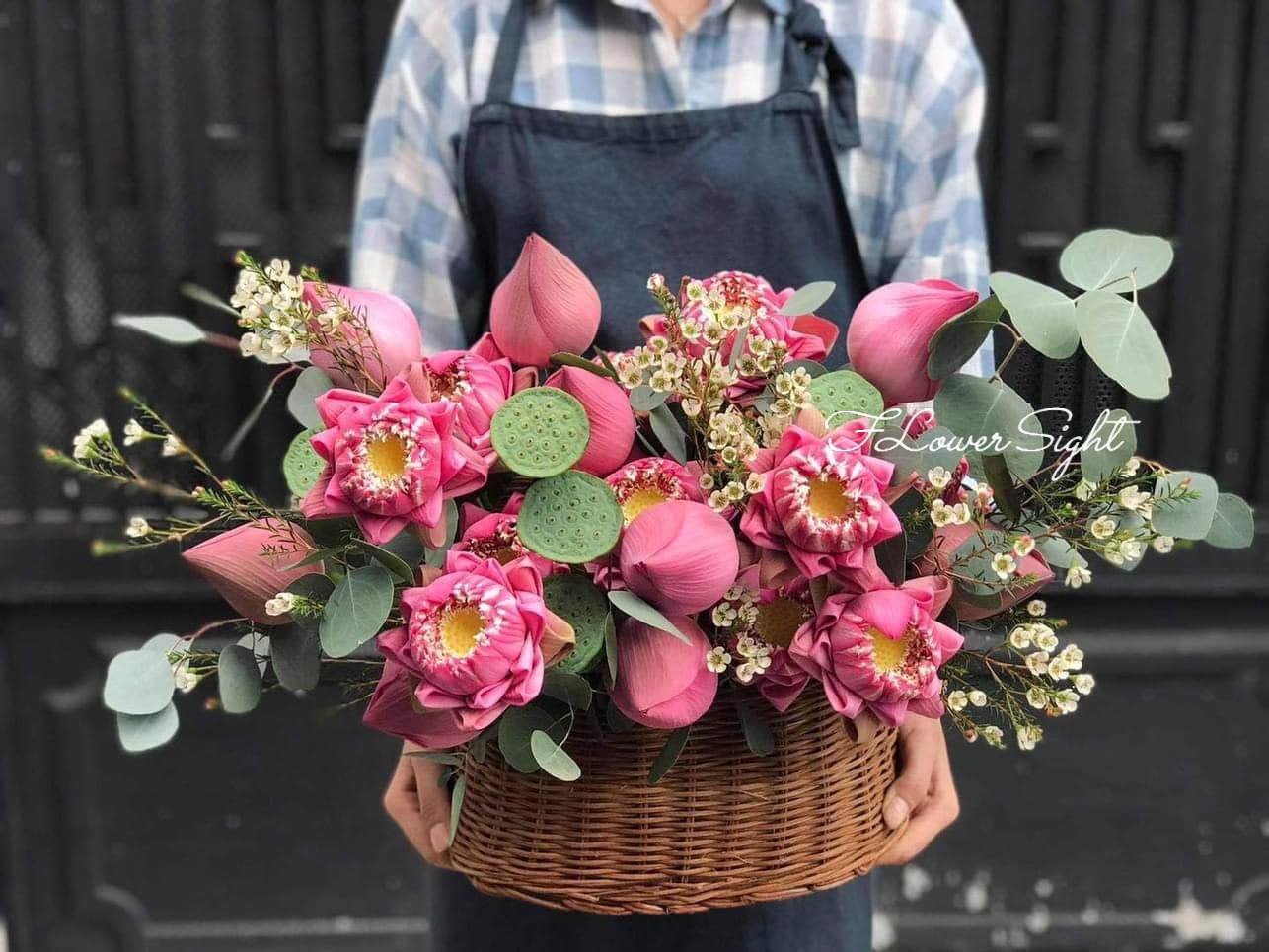Giỏ hoa sen hồng
