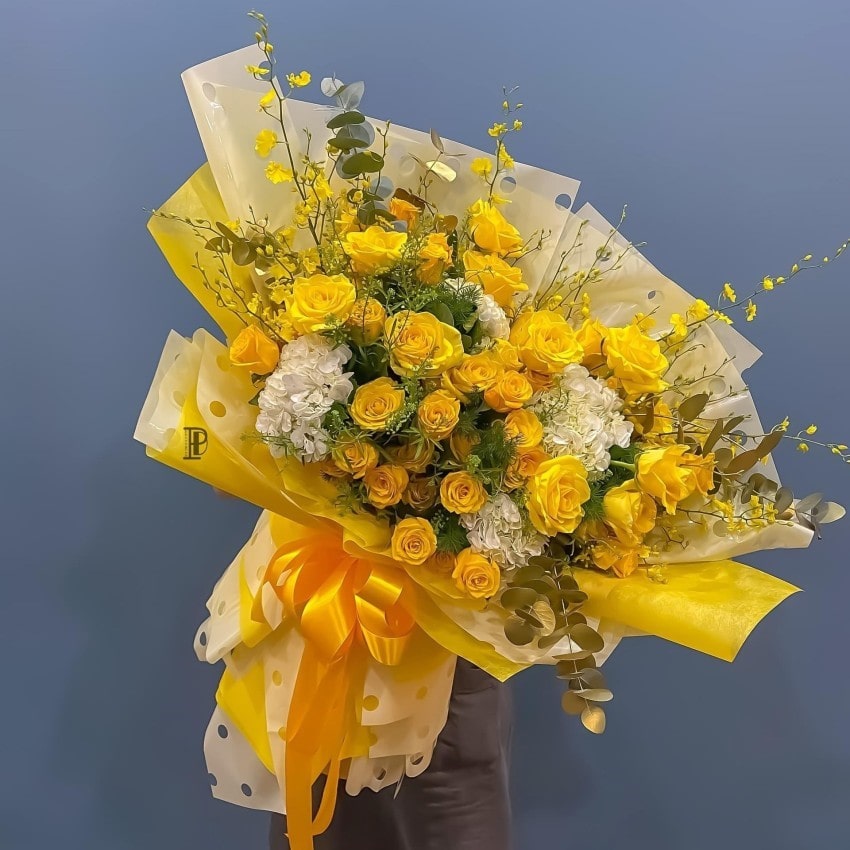 Một bó hoa hồng vàng lớn