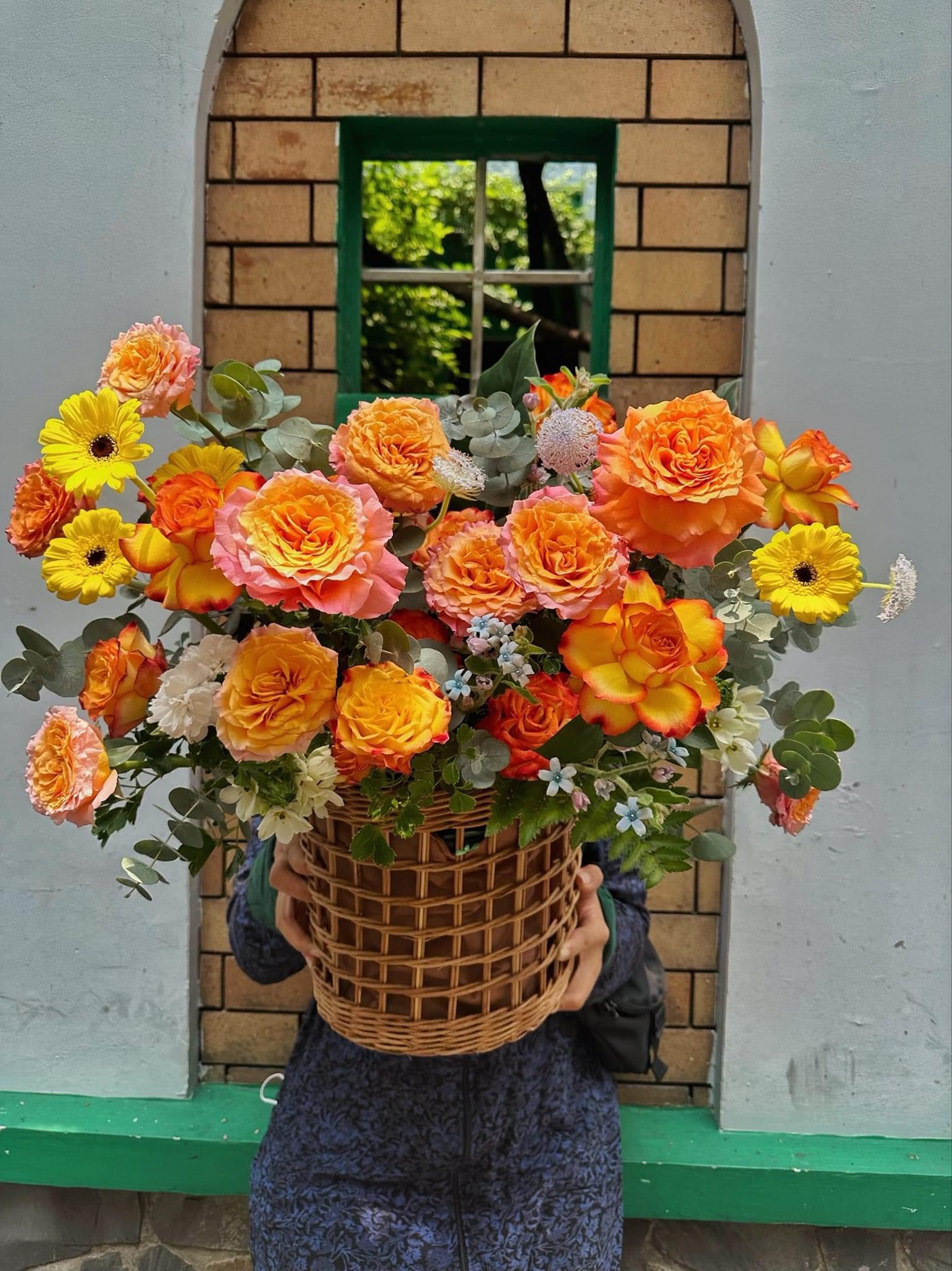 Hoa hồng cam thể hiện bày sự quan tâm và cảm kích tới những người xung quanh