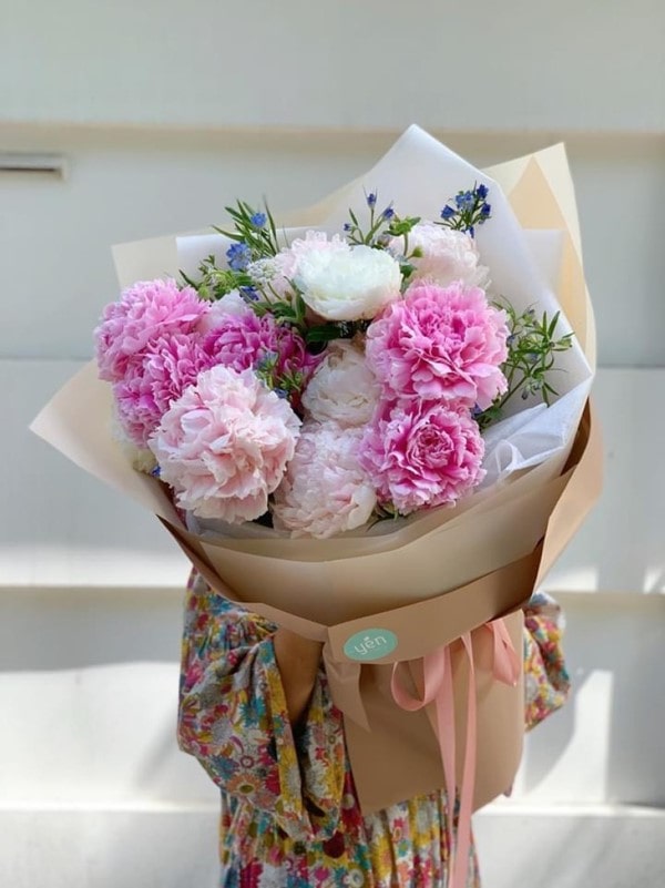 Bó hoa mẫu đơn được kết hợp vô cùng bắt mắt tại FlowerSight