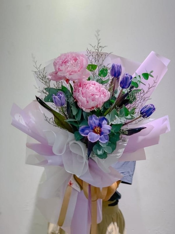 Bó hoa mẫu đơn giản dị, đơn giản