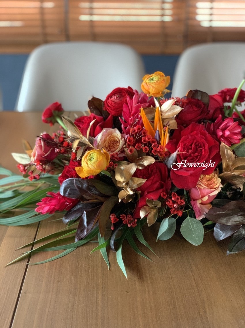 Bổ sung nước thường xuyên giúp hoa trang trí để bàn luôn tươi mới