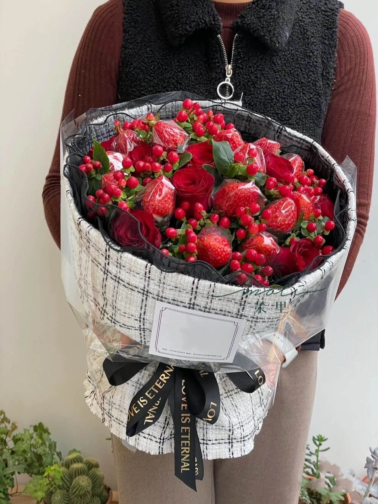 Hoa hồng đỏ, hoa mắt ngọc kết hợp cùng dâu tây đỏ mọng