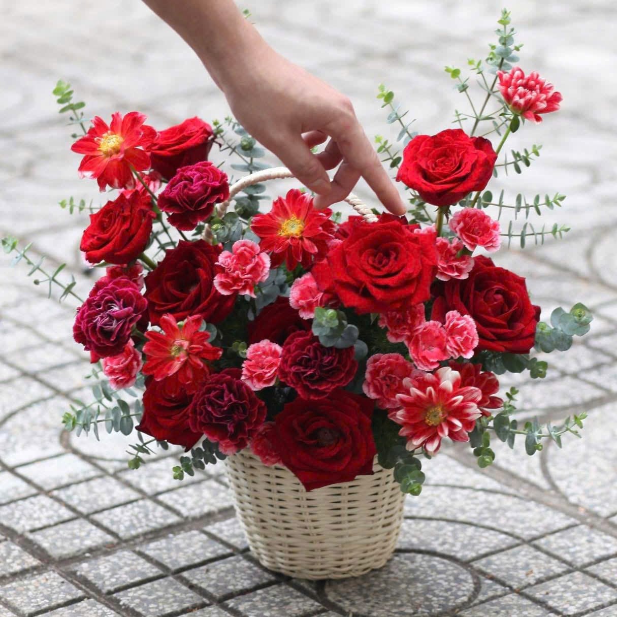 Giỏ hoa đồng tiền đỏ hoa hồng đỏ