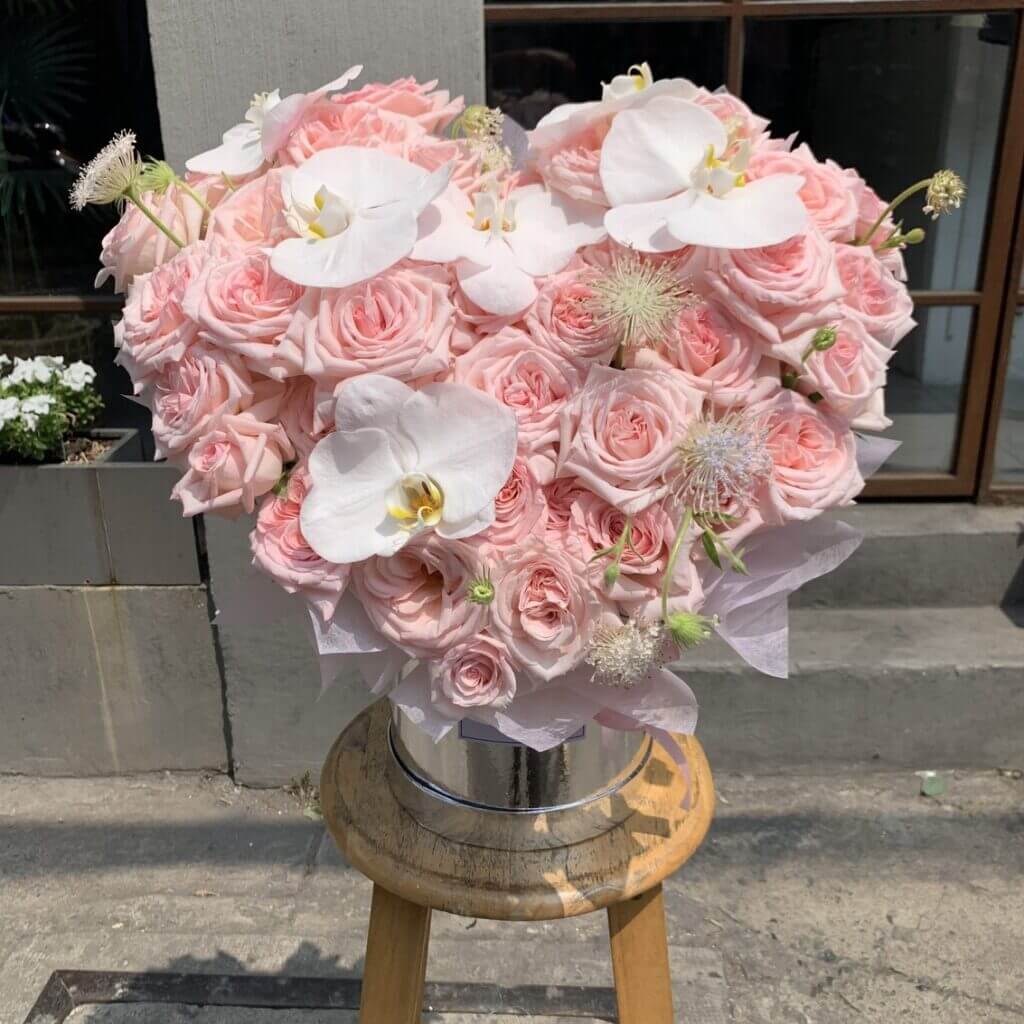 giỏ hoa hồng hình trái tim