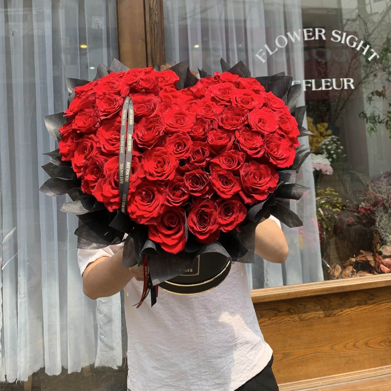 GIỏ hoa hồng hình trái tim