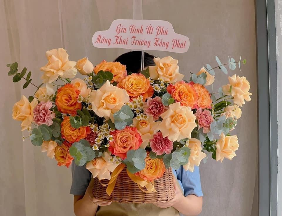 Giỏ hoa tươi màu cam "Giai Điệu Hạnh Phúc"