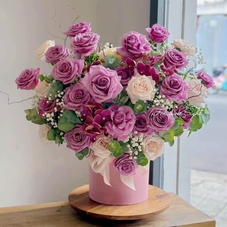 Lẵng hoa hồng trắng kết hợp hoa baby