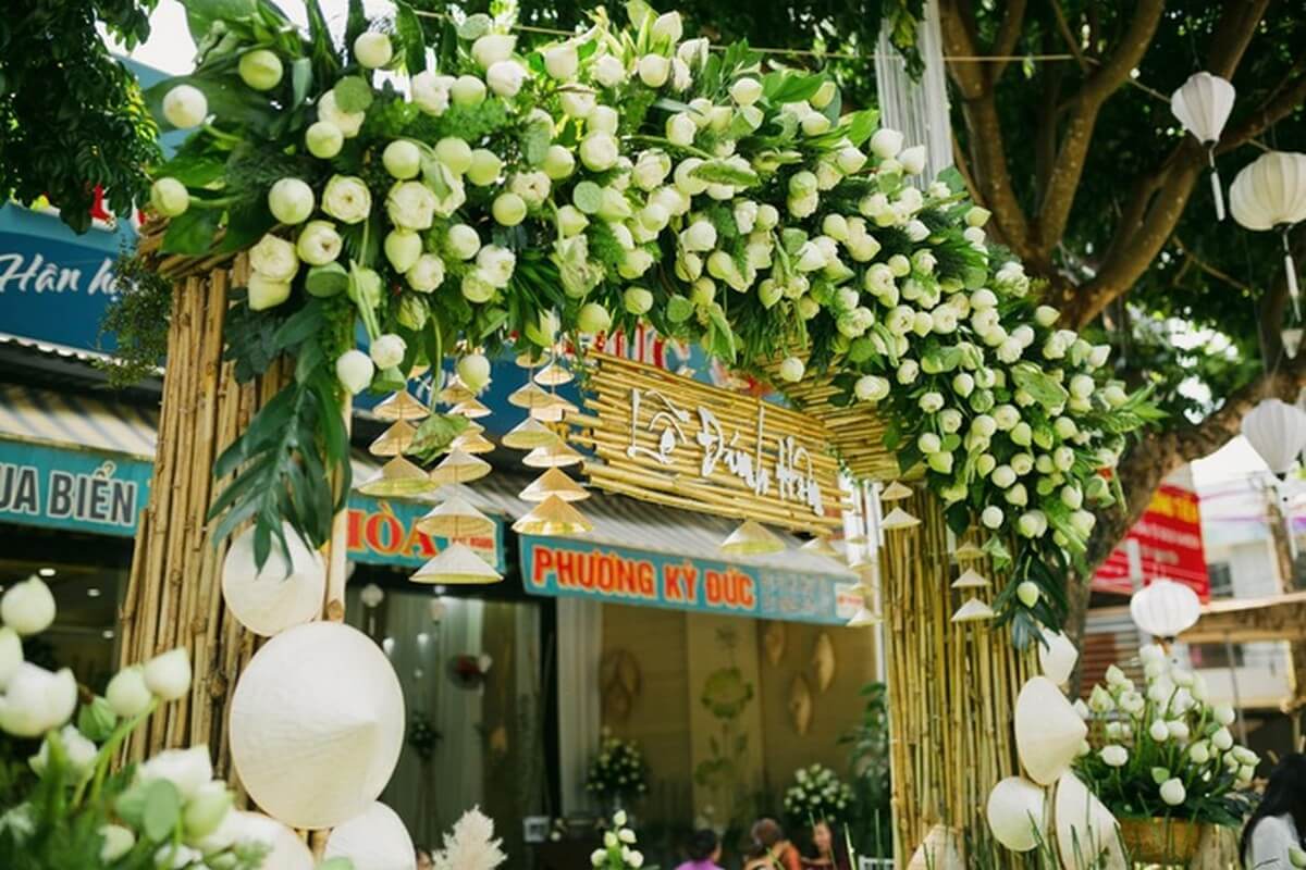 cổng cưới bằng hoa sen
