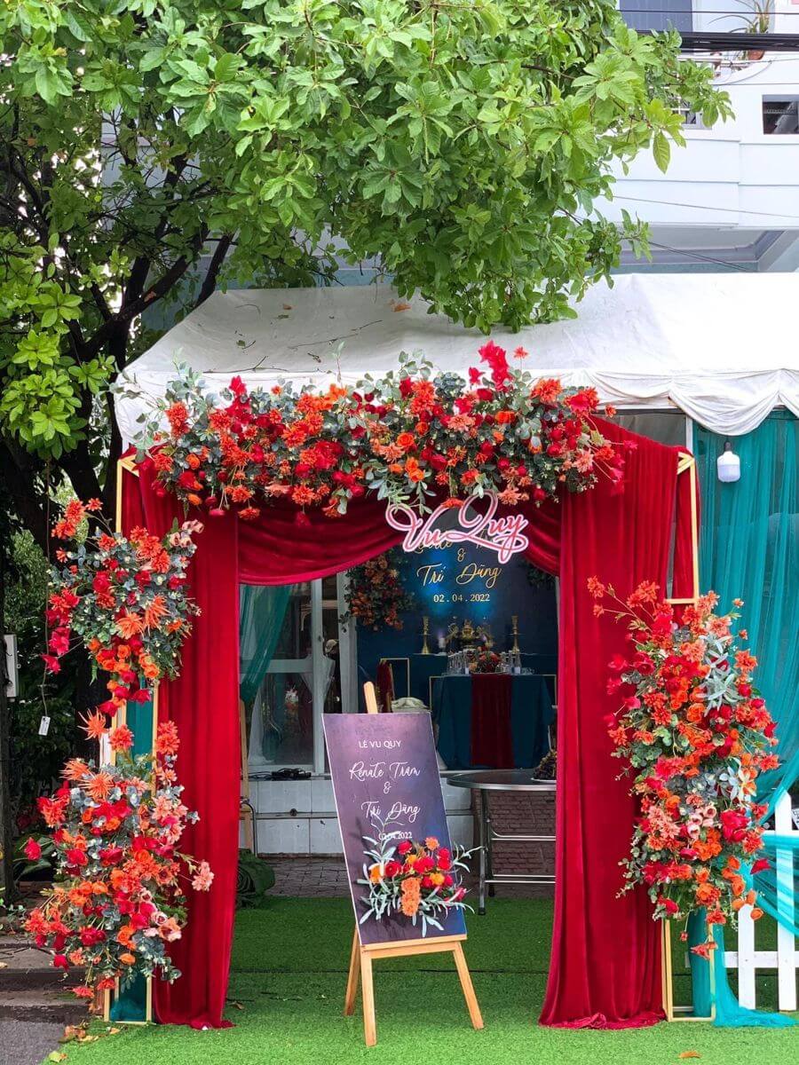 cổng hoa cưới tone đỏ