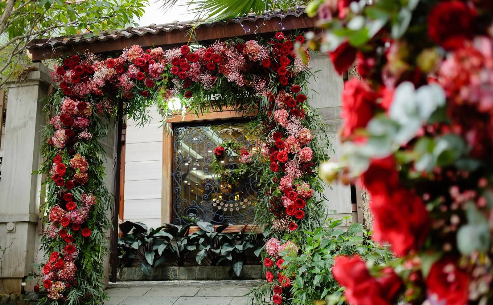 cổng hoa cưới màu đỏ