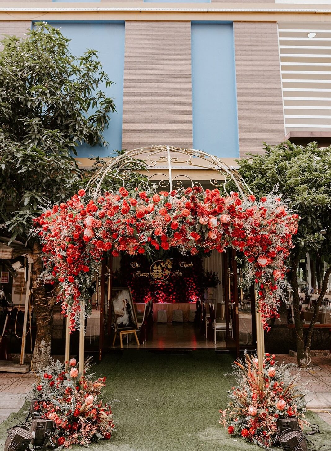 cổng hoa cưới màu đỏ