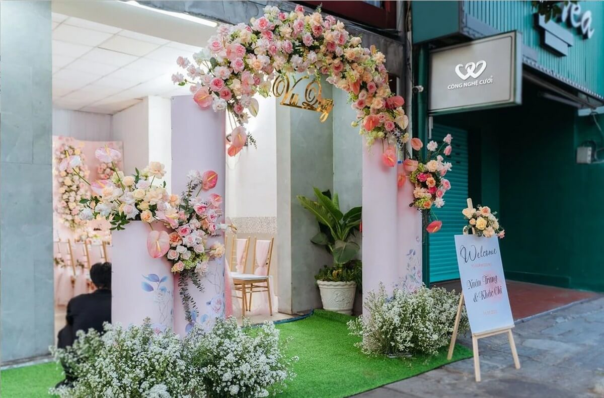 cổng hoa cưới màu hồng