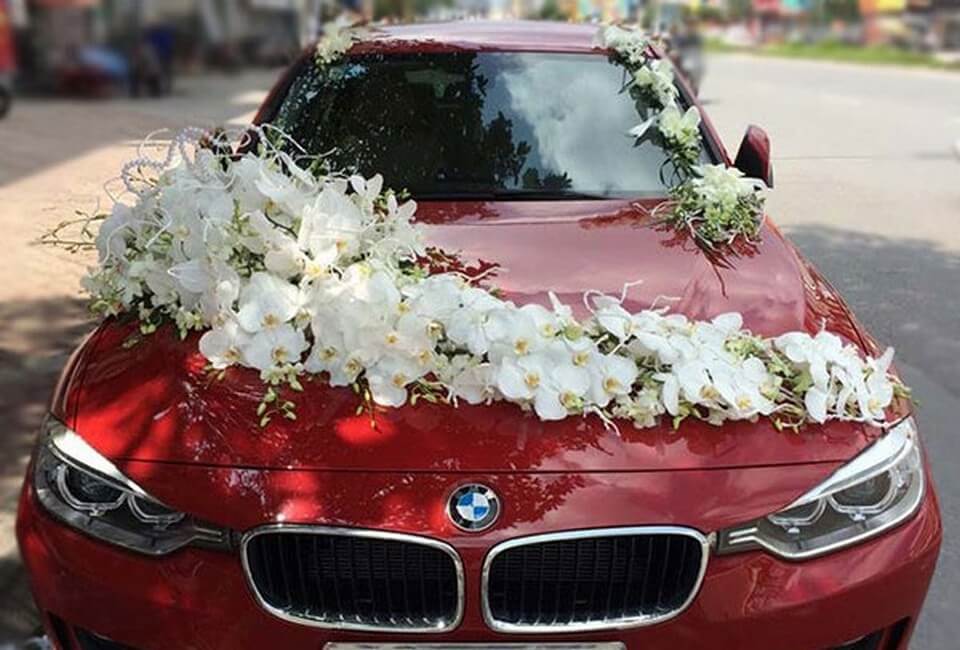 trang trí xe hoa màu đỏ