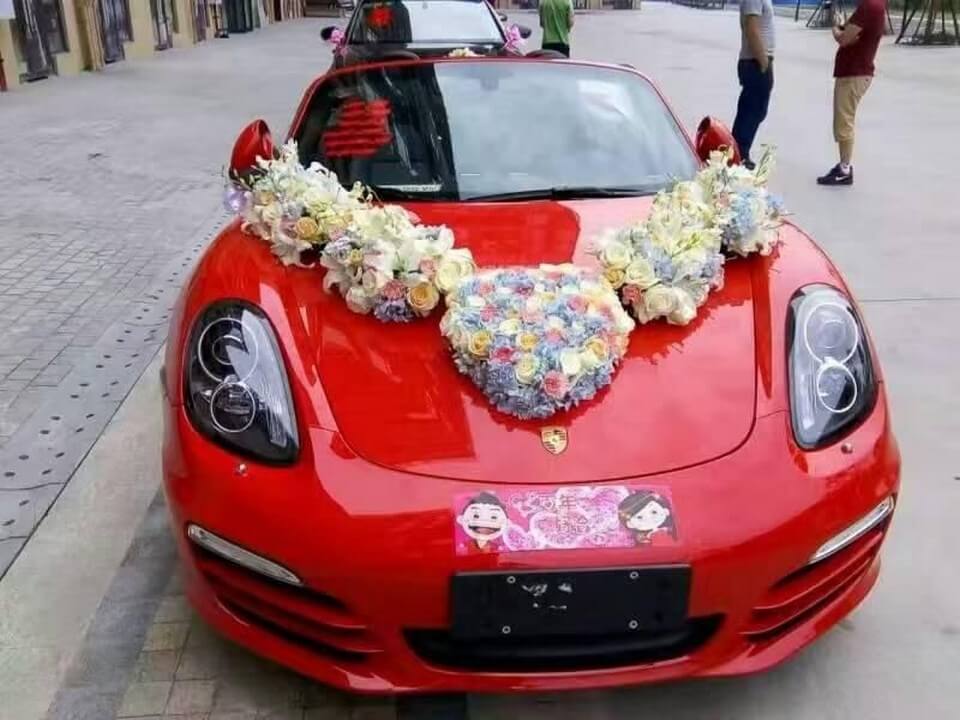 trang trí xe hoa màu đỏ