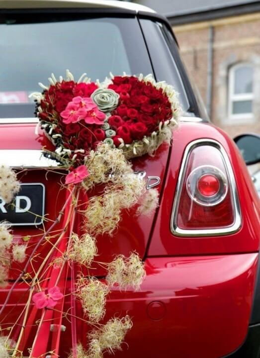 trang trí xe hoa màu đỏ
