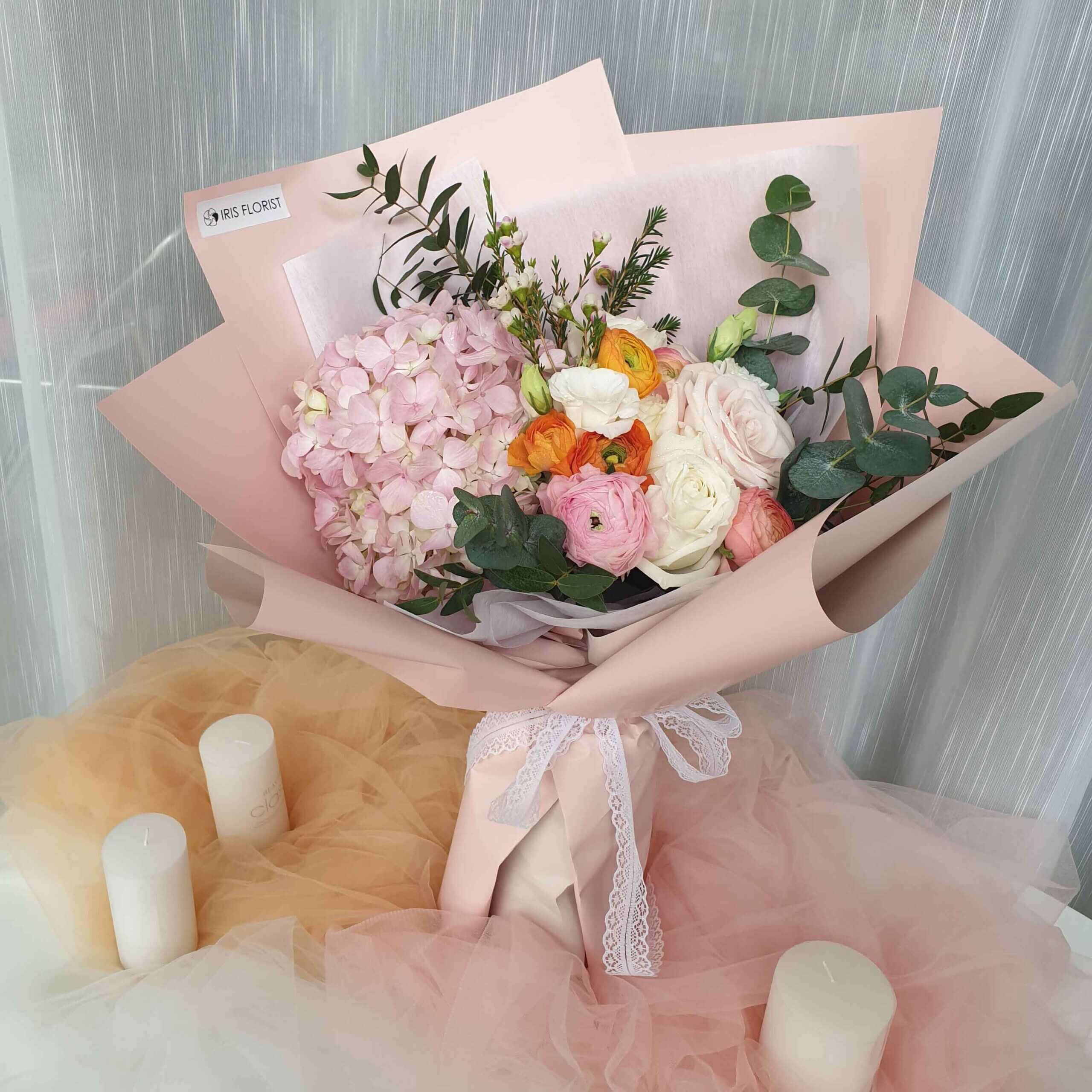 Bó hoa hồng và cẩm tú cầu