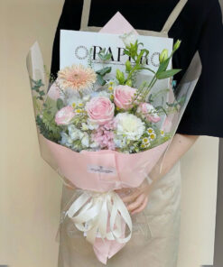 Bó hoa hồng và tú cầu