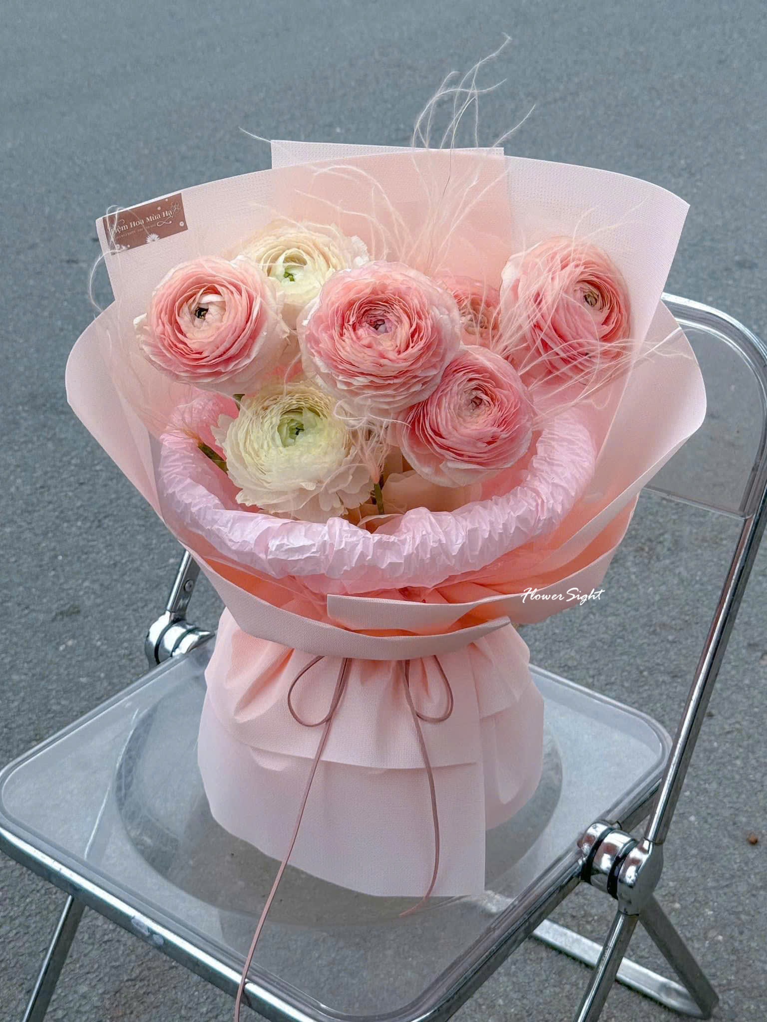 Bó hoa chụp kỷ yếu tone màu hồng xinh xắn