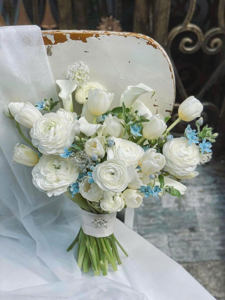 Bó hoa cưới cầm tay mao lương trắng